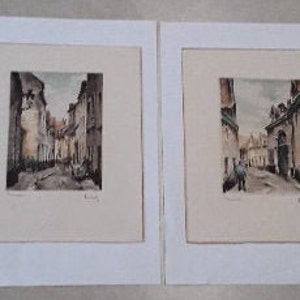 Due incisioni colorate originali firmate Roger Hebbelinck originali di edifici e strade a Bruxelles, Belgio, stampate da Stehli Freres