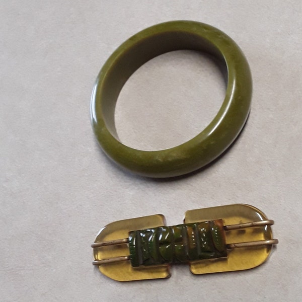 Broche de baquelita verde y brazalete de baquelita verde de principios o mediados del siglo XX (probado) con cristal de jugo de manzana amarillo y espinacas talladas