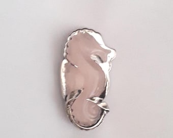 Broche vintage em prata de lei e quartzo rosa em formato de cavalo-marinho, fabricado pela Great Falls Metalworks (de Nova Jersey).