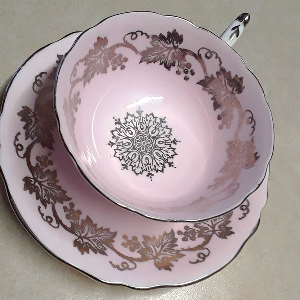 Jaren '40 Paragon China (van Engeland) Bone China theekopje en schotel, roze met zilveren medaillon, dubbele koninklijke garantie van koningin Elizabeth en Mary