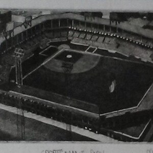 Firmato Philip C Thompson Ltd Ed Etching of Sportsman's Park (sede della squadra di baseball di St Louis), con tessera della squadra Topps St. Louis Cardinals del 1956