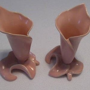 Può includere: Due vasi in ceramica rosa a forma di gigli calla. I vasi hanno una finitura liscia e lucida e sono in ottime condizioni.