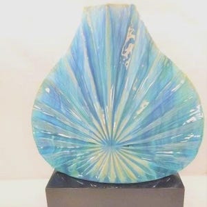 Große Vintage Kunstkeramikvase (auf einem rechteckigen holzähnlichen Block ruhend), mit Muschelform, Sunburst-ähnlichem Design und gesprenkelter Glasur