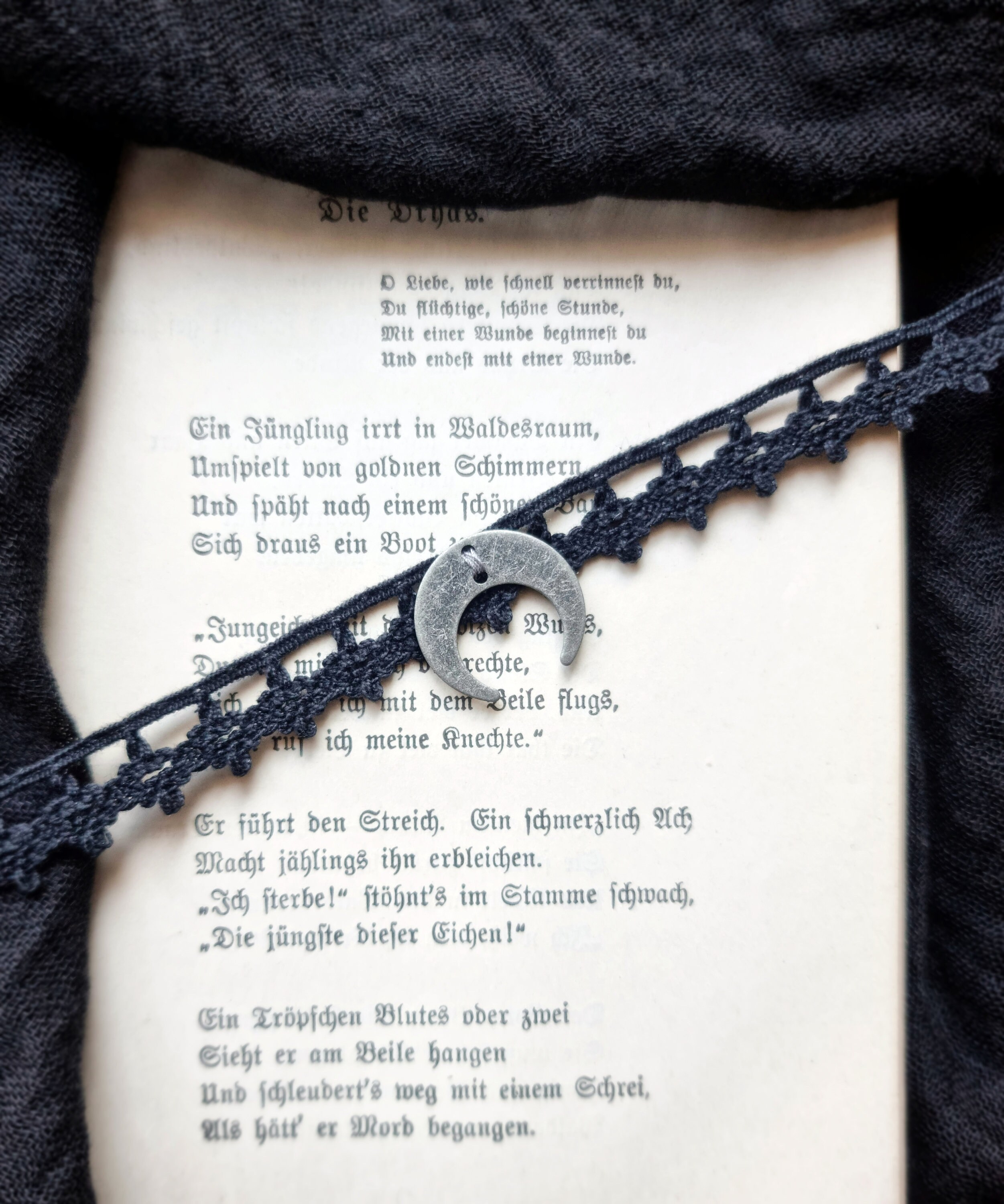 Necklace Irideshexe choker made of cotton tip with labradorite