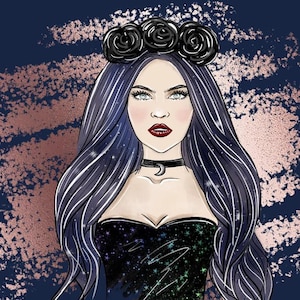 Pode incluir: Uma ilustração digital de uma pessoa com cabelos longos roxo-escuros, usando uma coroa de rosas pretas, uma gargantilha preta com um pingente de lua crescente prateada e um top sem alças com padrão de céu estrelado sobre um traço em ouro rosa.