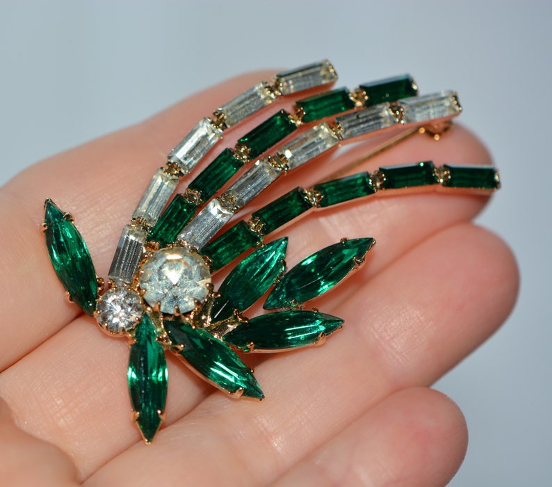 Vintage gifts. Emerald Crystal Pin Vintage Clip on Earrings Art Deco Jewelry Vintage Brooch /& Clips Vintage Jewelry 60s Set