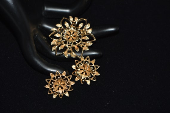 Sarah Coventry Gold Toned Floral Filigree Brooch/… - image 3