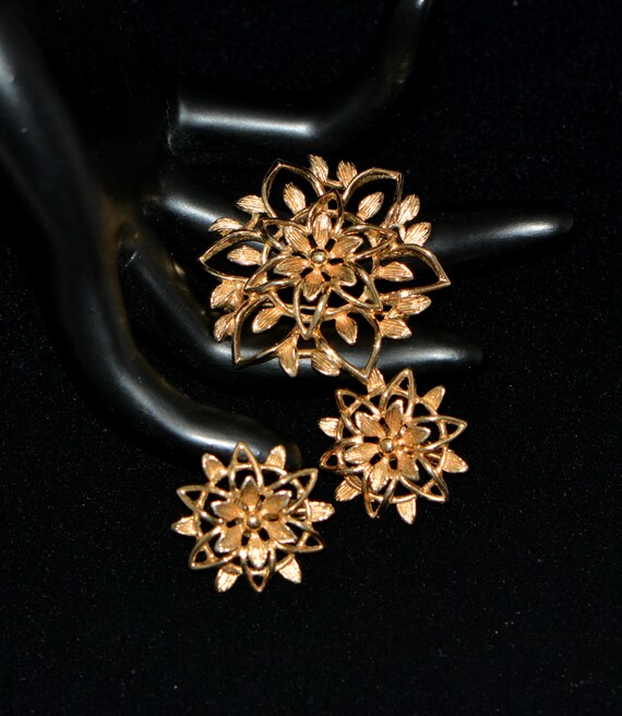 Sarah Coventry Gold Toned Floral Filigree Brooch/… - image 9