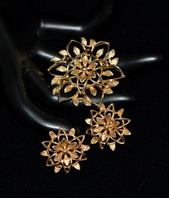 Sarah Coventry Gold Toned Floral Filigree Brooch/… - image 1