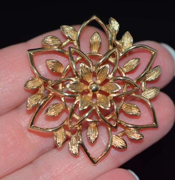 Sarah Coventry Gold Toned Floral Filigree Brooch/… - image 5