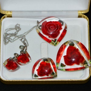 Vintage Reverse Carved Lucite Flower Brooches Screw-back Earrings and Pendant Parure/Set, Gifts for Her, Mother&#39;s Day, Gift for Mother Day.