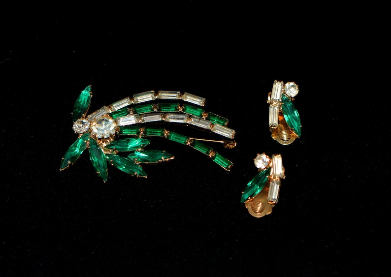 Vintage gifts. Emerald Crystal Pin Vintage Clip on Earrings Art Deco Jewelry Vintage Brooch /& Clips Vintage Jewelry 60s Set