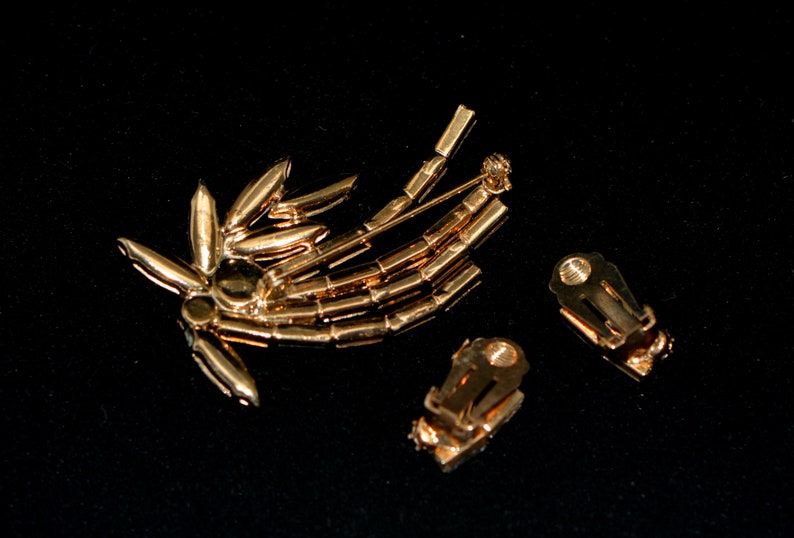 Vintage gifts. Emerald Crystal Pin Vintage Clip on Earrings Art Deco Jewelry Vintage Brooch /& Clips Vintage Jewelry 60s Set