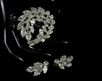 Vintage Mid Century Set/brooch/ Clip on earrings.
