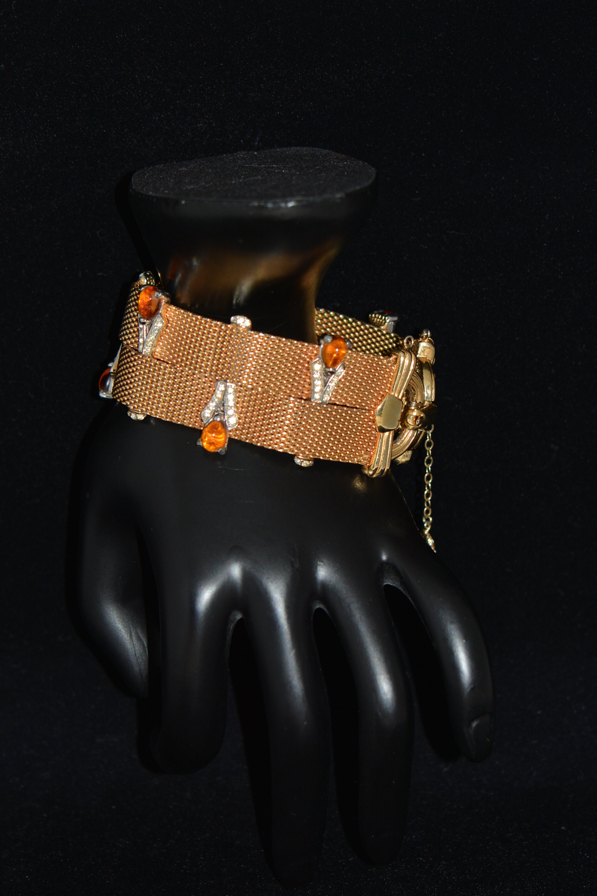 Louis VUITTON. White gold square mesh bracelet with padl…