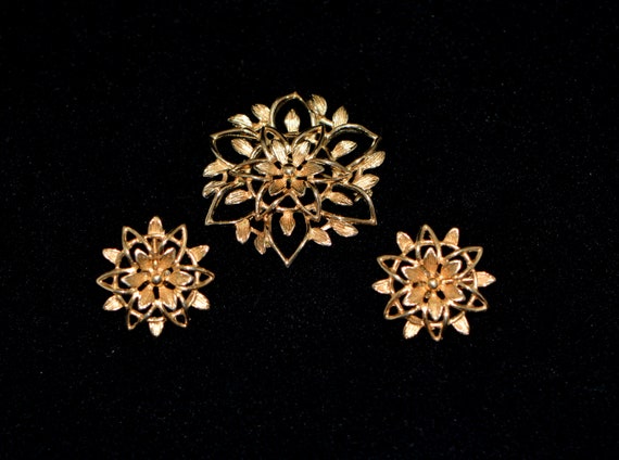 Sarah Coventry Gold Toned Floral Filigree Brooch/… - image 2