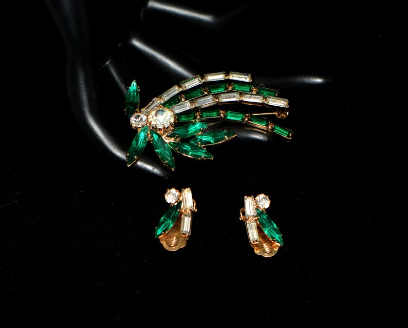 Vintage gifts. Emerald Crystal Pin Vintage Clip on Earrings Art Deco Jewelry Vintage Brooch /& Clips Vintage Jewelry 60s Set