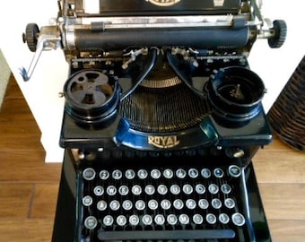 Early 1900s VINTAGE ROYAL 10 TYPEWRITER with Glass Keys and Side Panels