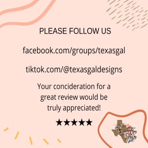 以下が含まれることがあります： ピンクの背景に、白いテキストで「PLEASE FOLLOW US」と表示され、facebook.com/groups/texasgal と tiktok.com/@texasgaldesigns のソーシャルメディアページへのリンクが含まれています。テキストには、「Your consideration for a great review would be truly appreciated!」という文言と、黒い星が5つ表示されています。画像には、花柄とヒョウ柄のデザインが施されたテキサス州のグラフィックも含まれています。
