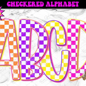 Può includere: Lettere dell'alfabeto digitale A, B, C e D con un motivo a scacchi arancione, viola, giallo e rosa. Le lettere hanno un aspetto invecchiato con un contorno rosa e un bordo interno giallo. Il testo "CHECKERED ALPHABET" è in alto.