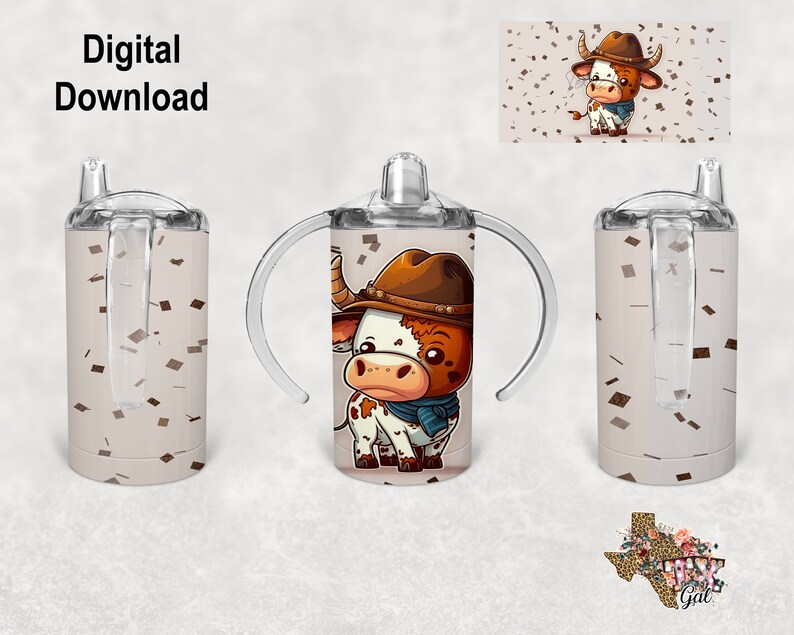 Puede incluir: Juego de tres vasos con boquilla de acero inoxidable. Cada vaso presenta una vaca de dibujos animados con sombrero de vaquero y bufanda azul. Los vasos tienen un fondo beige claro con confeti marr&oacute;n. Texto: "Digital Download".