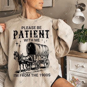 Proszę o cierpliwość. Jestem z lat 1900. PNG, Zabawne PNG, Lata 1900. PNG, Trendy PNG, Kraj PNG, Zachodnie PNG, Pobieranie cyfrowe dla T-shirt Kubek Torby