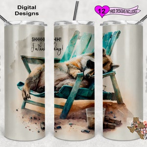 Könnte beinhalten: Ein Edelstahlbecher mit einem Aquarelldesign, das einen Waschbären zeigt, der sich in einem türkisfarbenen Strandstuhl entspannt. Der Becher hat den Text "SHHHH! I'm thinking!" und "Texas Gal" auf der Seite. Enthält einen silbernen Strohhalm und einen transparenten Deckel.