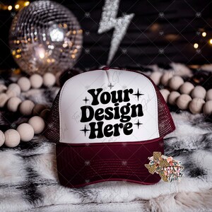 Könnte beinhalten: Eine weiße und burgunderfarbene Trucker-Kappe mit einem schwarz-weißen Design, auf dem "Your Design Here" mit Sternen auf beiden Seiten des Textes steht.