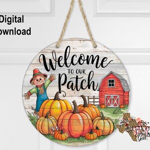 Puede incluir: Un letrero redondo de madera con fondo blanqueado que presenta un espantapájaros, calabazas, un granero rojo y el texto "Welcome to our Patch".