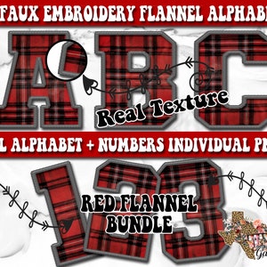 Może przedstawiać: Litery alfabetu A, B, C i cyfry 1, 2, 3 z flaneli w kratę w kolorze czerwonym i czarnym z efektem imitującym haft. Litery i cyfry są obwiedzione szarym kolorem. W obrazie znajduje się również tekst "Real Texture" i "Red Flannel Bundle".