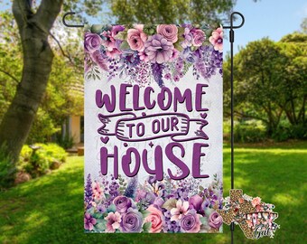 Lila Blumen Garten Flagge, Willkommen in unserem Haus Garten Flagge PNG, Sublimation digitaler Download, Willkommen Garten Flagge PNG