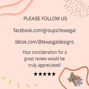 Op de afbeelding: Een roze en witte afbeelding met de tekst "PLEASE FOLLOW US" en social media links voor Facebook en TikTok. De tekst "Your consideration for a great review would be truly appreciated!" is ook inbegrepen. Vijf sterren worden onder de tekst weergegeven, en in de rechterbenedenhoek staat een afbeelding van de staat Texas met een bloemmotief.