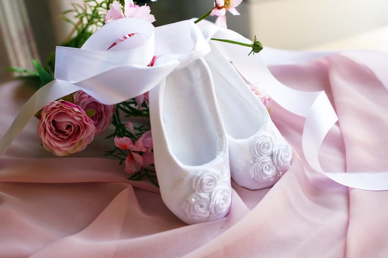 Chaussures de ballet pour bébé, Chaussures de ballerine pour bébé, Chaussures blanches, Chaussures de baptême, Cadeau de baby shower ballerine, Chaussures de mariage image 2