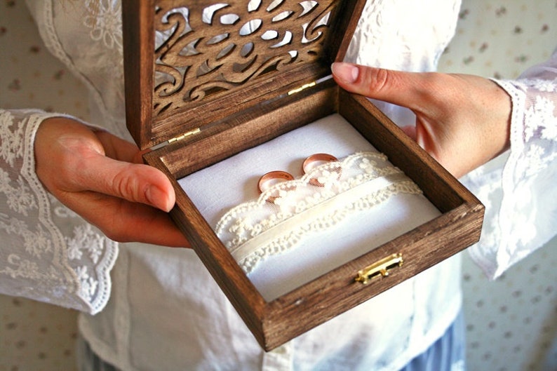 Rustikale Hochzeit Ring Box mit Ornamenten Bild 1