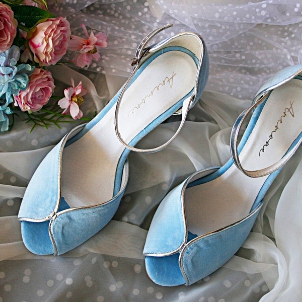 Chaussures en velours bleu – CHLOE , Chaussures de mariée, Chaussures de velours de soirée, Chaussures en cuir et velours,
