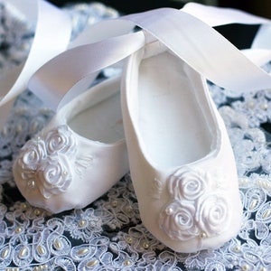 Chaussures de ballet pour bébé, Chaussures de ballerine pour bébé, Chaussures blanches, Chaussures de baptême, Cadeau de baby shower ballerine, Chaussures de mariage image 5