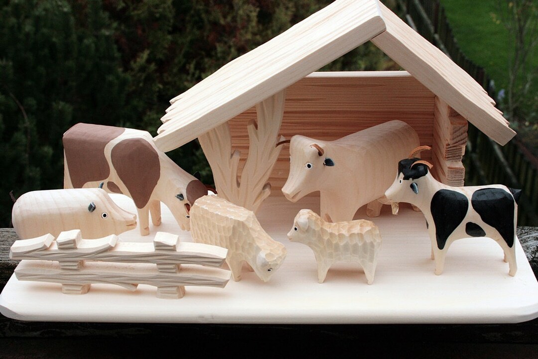 Set Wooden Farm and 6 Carved Farm Animals, Hand Carved, Wooden Toys