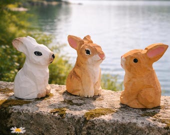 Drei handgeschnitzte Holzhasen, Montessori