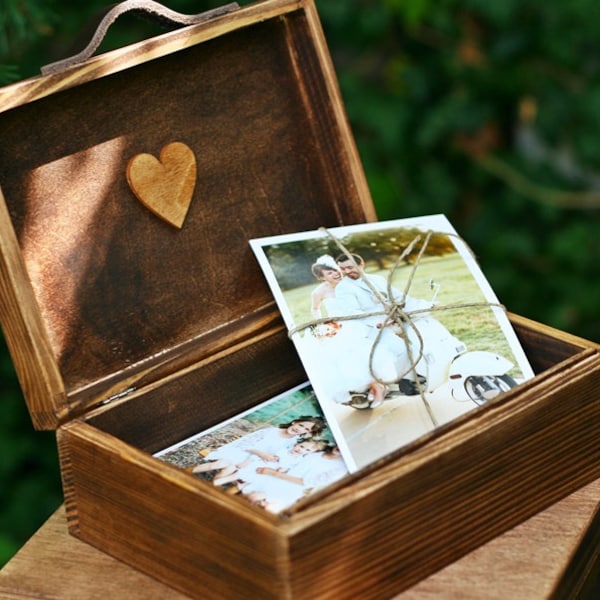 Rustykalne drewniane pudełko, skrzynka ze skórzanym uchwytem na zdjęcia 13 x 18 cm
