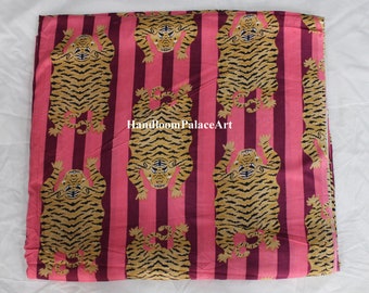 Könnte beinhalten: Rosa-burgunderfarbener gestreifter Stoff mit einem sich wiederholenden Muster aus goldenen Tigern. Der Stoff trägt den Text "Handloom PalaceArt".