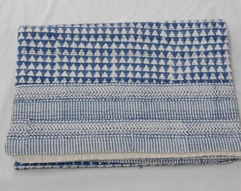 Kantha Quilt aus Baumwolle mit Blumenmuster: Handblock geschnittene Kantha Tagesdecke
