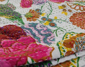 Colcha Kantha tropical blanca: Colcha de algodón cosida a mano.