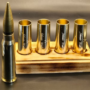 20 mmバルカン真鍮ケース入りショットグラス4個セット（木製ベース付き）、新郎へのギフトアイデア、新郎への贈り物、軍隊/退役軍人、父の日