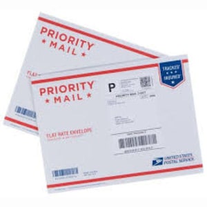 以下が含まれることがあります： 赤色の文字とアクセントが施された、白色のPriority Mailフラットレート封筒2枚。封筒には米国郵便公社のロゴ、追跡・保険付きを示す青色のバッジ、バーコードと文字Pが印刷された配送ラベルが記載されています。
