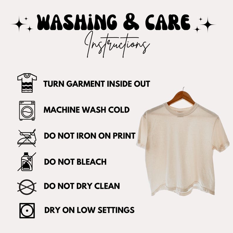 Peut inclure: Un t-shirt cr&egrave;me sur un cintre en bois, avec des instructions de lavage et d'entretien en texte noir. Les instructions incluent de retourner le v&ecirc;tement, de laver en machine &agrave; froid et d'&eacute;viter le repassage sur l'impression, le blanchiment, le nettoyage &agrave; sec et le s&eacute;chage &agrave; basse temp&eacute;rature.