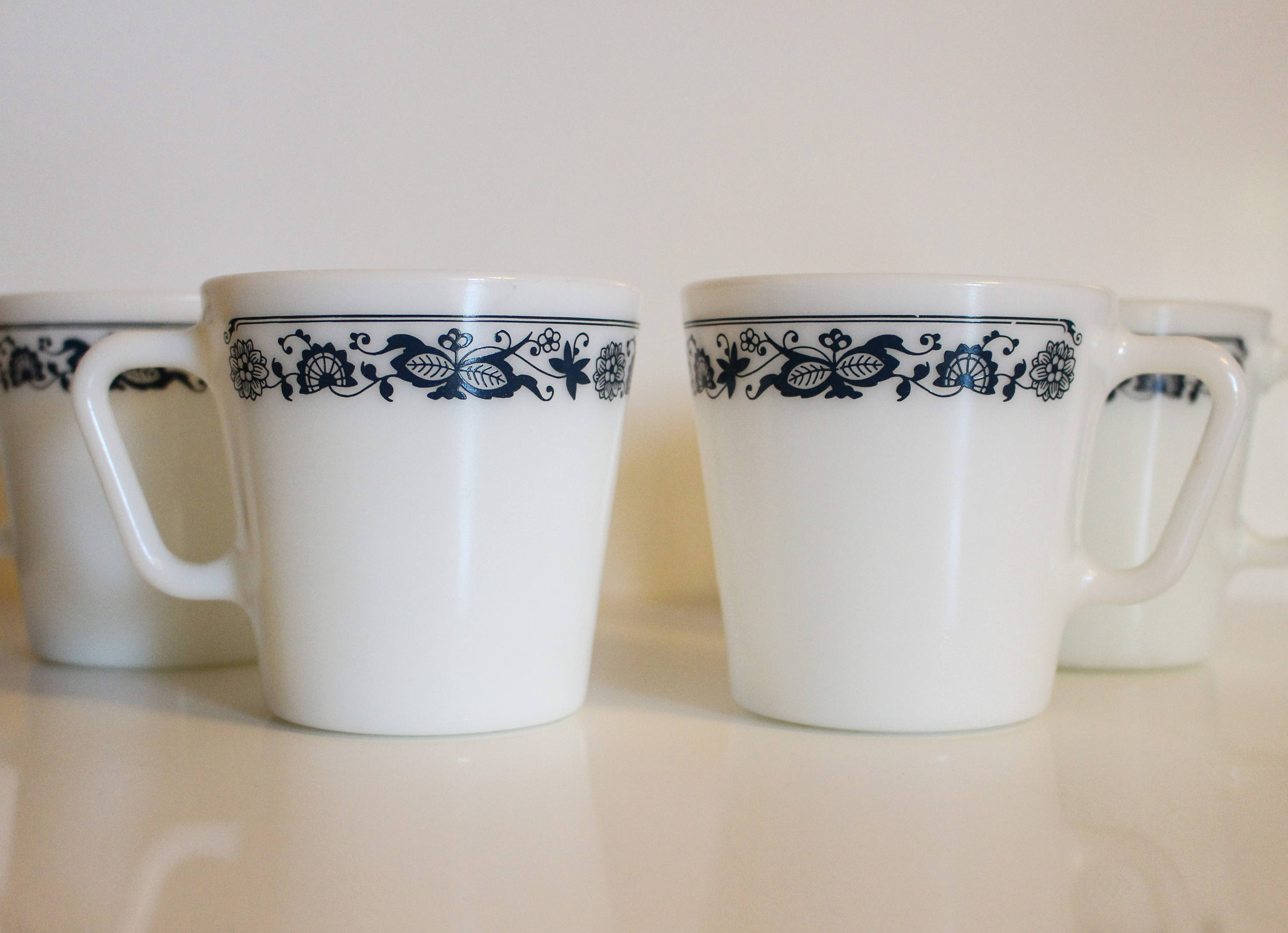 ユニークなデザインの陶器カップ 4 Vintage Pyrex Old Town Blue Onion Coffee Mugs / 4 Pyrex Coffee
