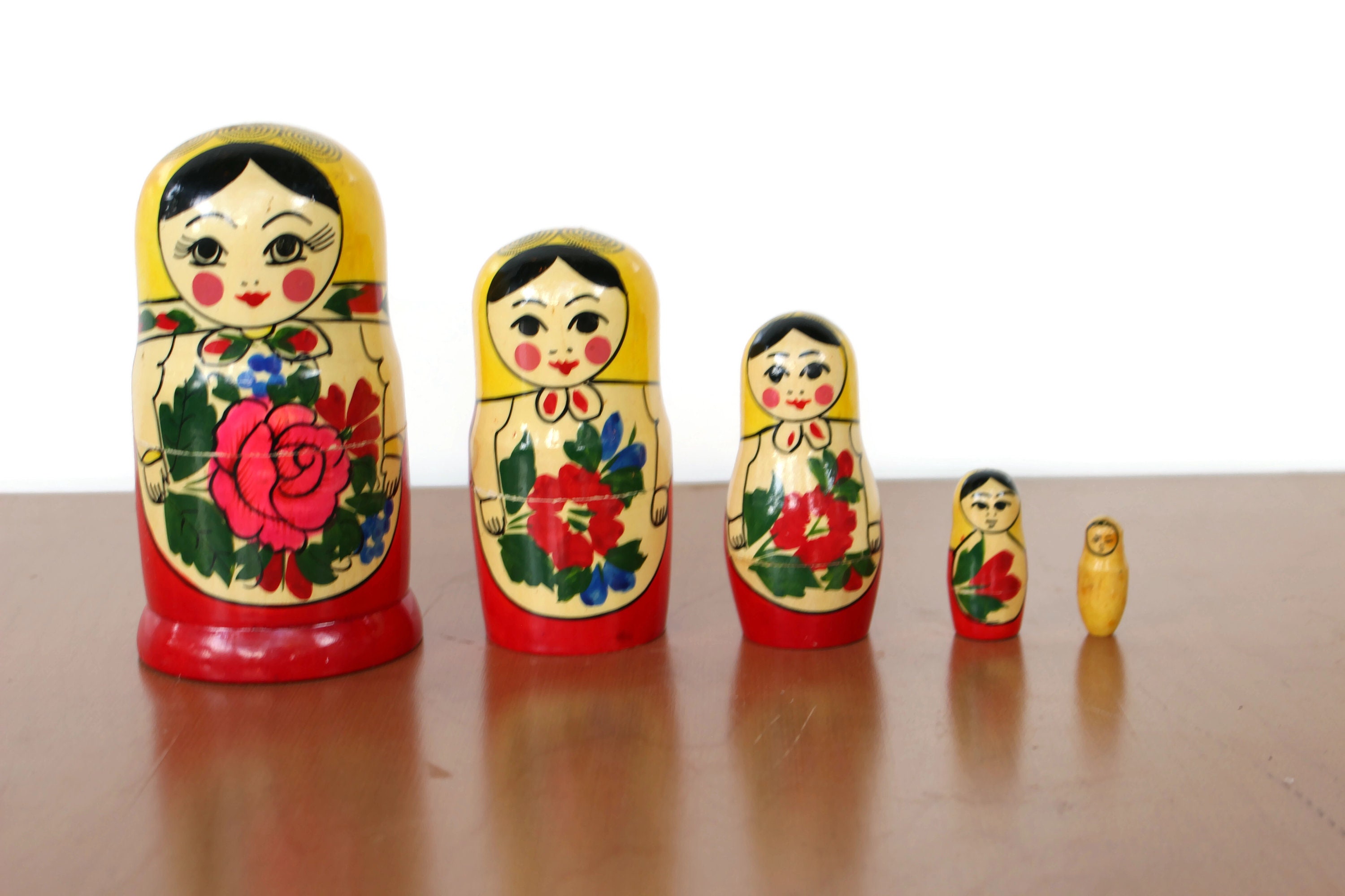 Muñecas Matrioskas pintadas a mano: Juguete floral apilable (13 cm) - España