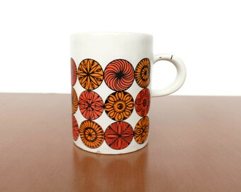 Taza de cerámica de Alemania Occidental de mediados de siglo: Medallón naranja de cerámica