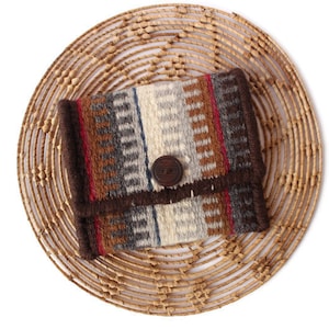 Cartera de lana tejida vintage / monedero de moneda de lana tejida a mano con botón de madera