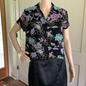 Vintage 90s Floral Blouse JM Petite Size 10P – Black Rayon Button Front Top